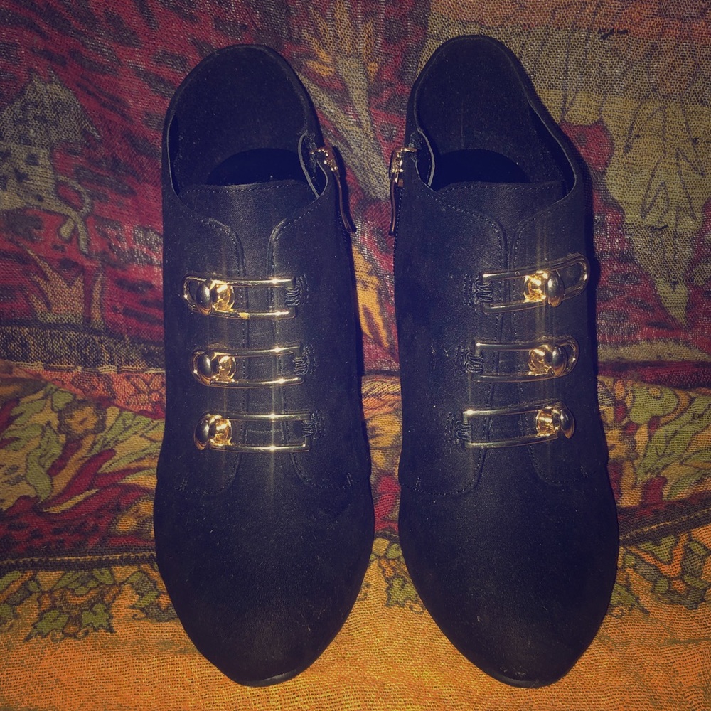 Stiletto heel with gold buckles